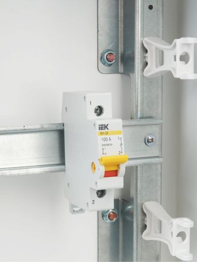 KARAT Выключатель нагрузки (мини-рубильник) ВН-32 1P 100А IEK