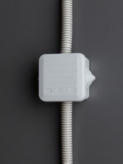 Коробка распаячная КМ41236 для открытой проводки безгалогенная (HF) 70х70х40мм с защелкивающейся крышкой IP44 4 гермоввода серая IEK