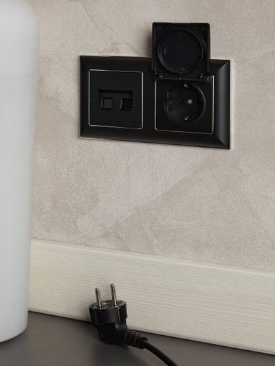 BRITE Розетка 1-местная с заземлением с защитными шторками и крышкой 16А IP20 РСбш10-3-БрЧ черный IEK