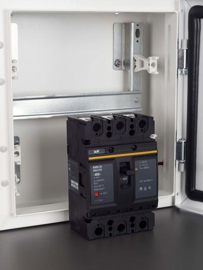 Выключатель автоматический ВА88-35 3Р 250А 35кА MASTER IEK