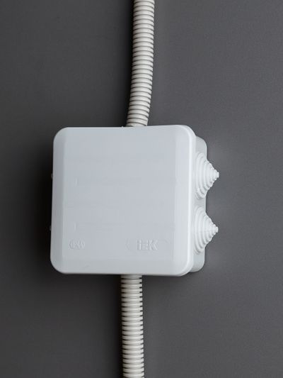 Коробка распаячная КМ41255 для открытой проводки безгалогенная (HF) 100х100х50мм с защелкивающейся крышкой IP44 6 гермовводов серая IEK