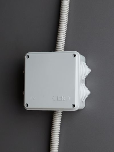 Коробка распаячная КМ41234 для открытой проводки безгалогенная (HF) 100х100х50мм IP55 6 гермовводов серая IEK