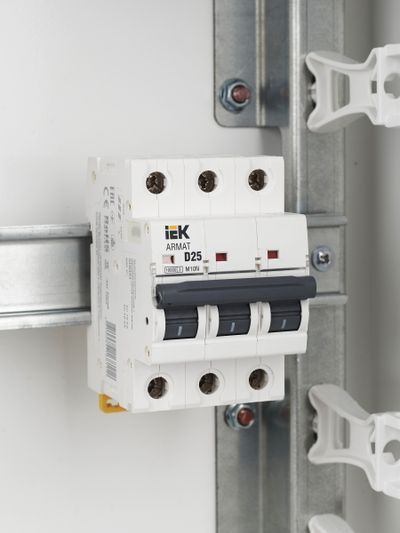 ARMAT Автоматический выключатель M10N 3P D 25А IEK