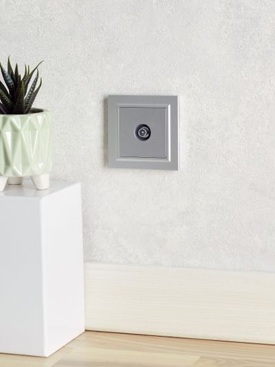 BRITE Розетка TV проходная РТВ10-0-БрА алюминий IEK