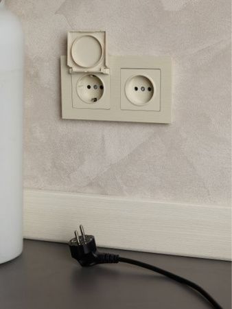 BRITE Розетка 1-местная без заземления без защитных шторок 10А РС10-1-0-БрКр бежевый IEK