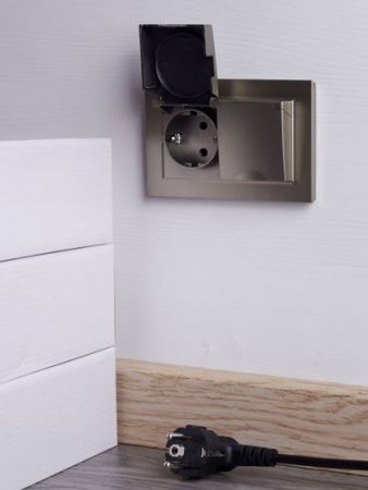 BRITE Розетка 2-местная с заземлением с защитными шторками и крышкой 16А в сборе IP44 РСбш12-3-44-БрШ шампань IEK