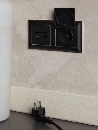 BRITE Розетка 1-местная с заземлением с защитными шторками и крышкой 16А IP20 РСбш10-3-БрЧ черный IEK