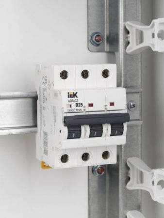 ARMAT Автоматический выключатель M10N 3P D 25А IEK