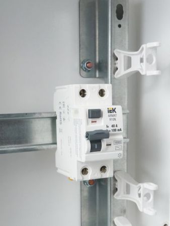 ARMAT Выключатель дифференциального тока R10N 2P 40А 100мА тип AC IEK